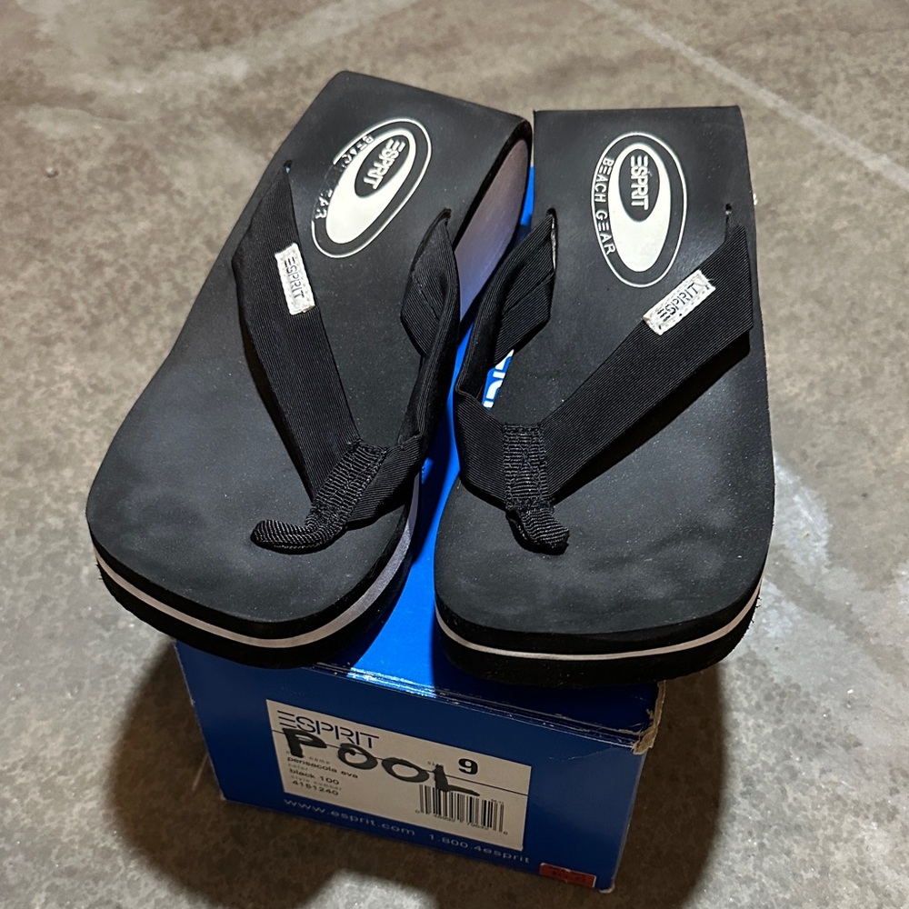 Esprit Men's Black Platform Flip-Flops with Striped Midsole